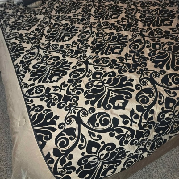 Vintage Black Gold Damask Comforter Set w/ Bed Skirt & 3 Decorative Pillows - Picture 2 of 6